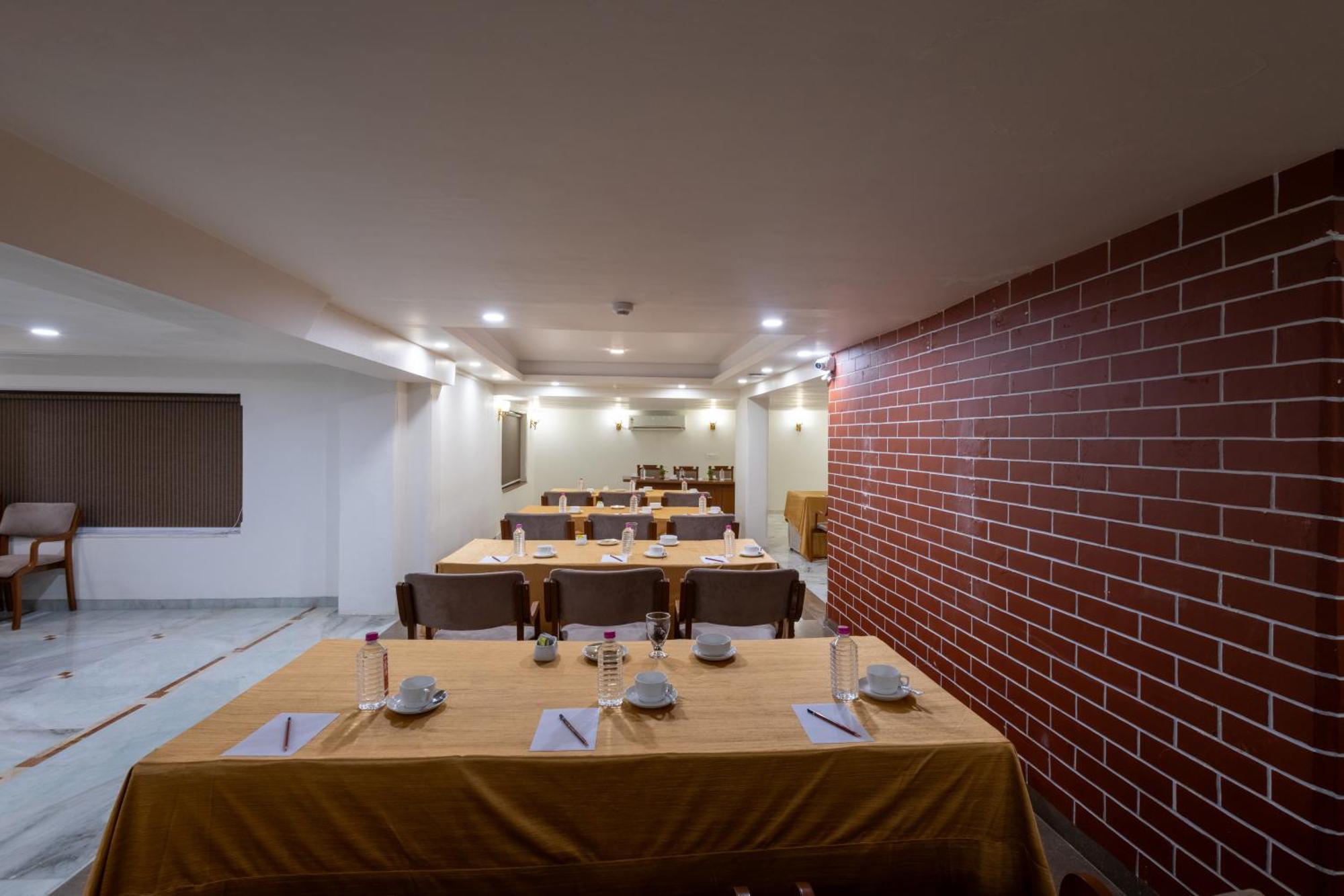 Alba Premier, Vadodara Esterno foto